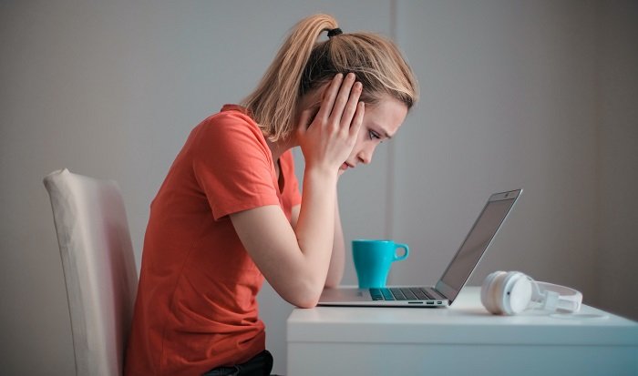 Mujer triste con ordenador