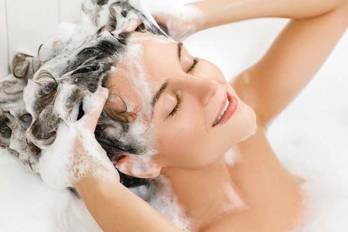 Adquisición fácil de lastimarse eliminar Lavar el pelo al revés y otras tendencias que pueden dañar a tu cabello
